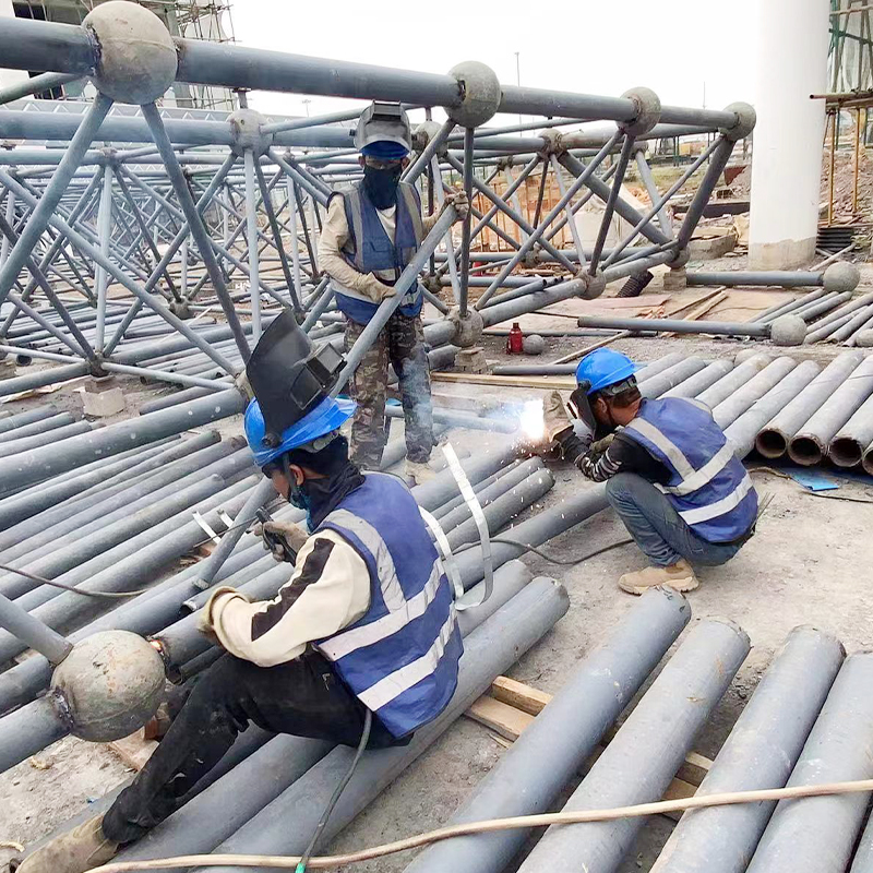 How does grid structure engineering support the grand spaces of modern architecture?